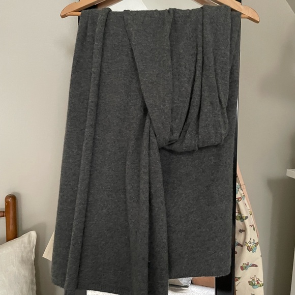 Zara %100 Cashmere Scarf - Picture 4 of 4